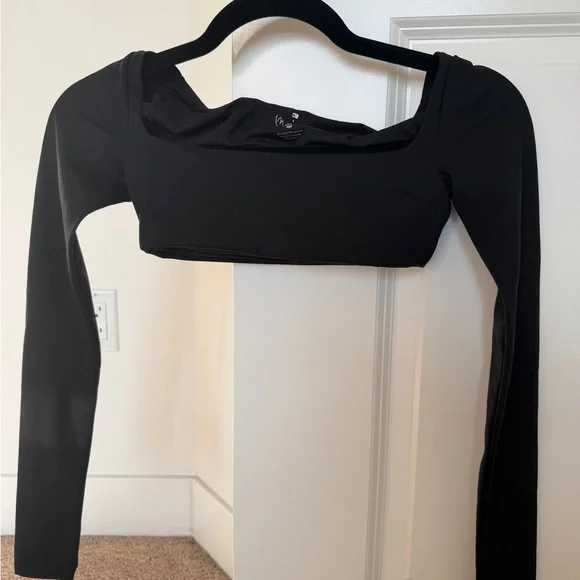 Black Long Sleeve Crop Top - Picture 2 of 4
